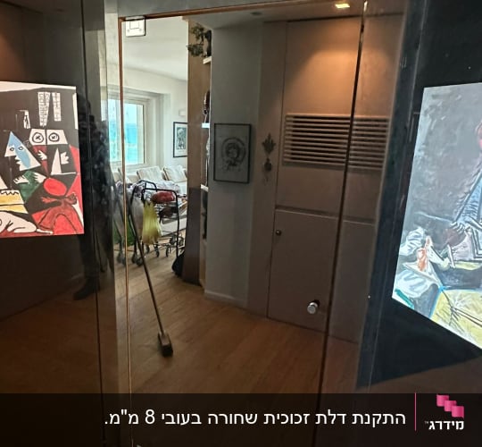 דלת זכוכית עם השתקפות של חדר פנימי